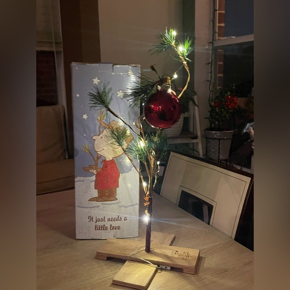 Charlie Brown Christmas Tree Peanuts W/Orig Box Tree, Fairy Lights. Red Bulb 24” - Picture 2 of 8